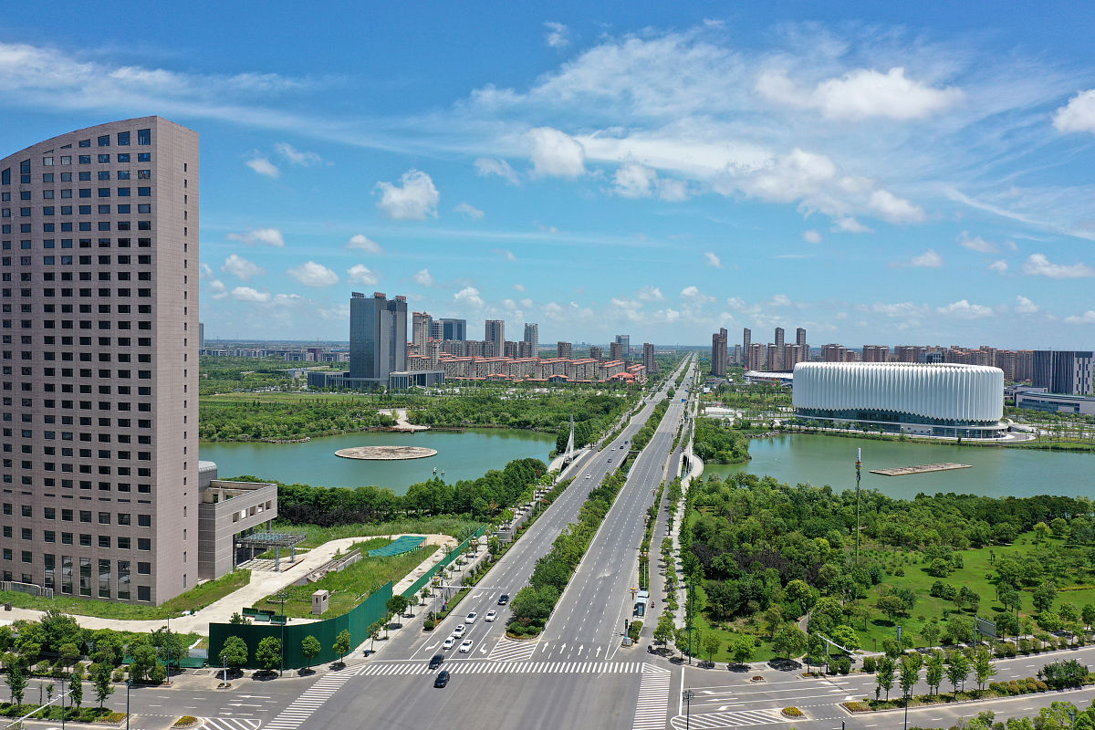 2021年7月20日,江苏盐城,无人航拍大丰区新,老城区的生态城市建设,已
