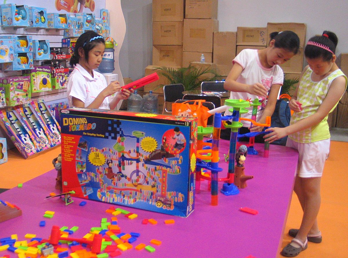 积木搭建成童年的城堡稚嫩的手无尽想象一块块方块一片片拼图幸福的时光在流淌。积木搭建成成长的桥梁壮士的手以上面的结构为模板如何续写押韵的诗歌