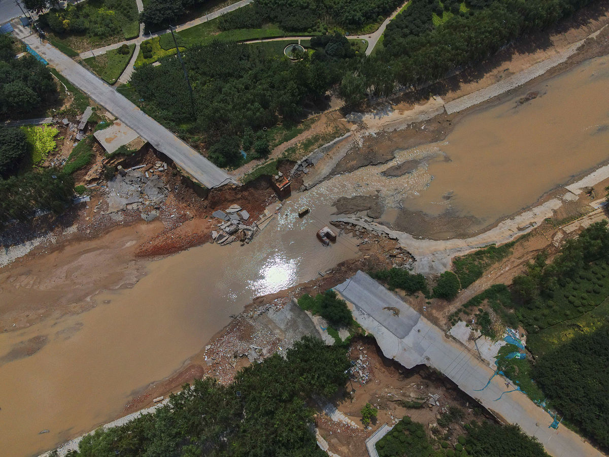通顺下列句子：漫堤洪水导致的水利设施损坏靠近灾害源处于灾害还未起步的阶段其次它紧密连接着房屋受浸、禽畜鱼塘损失和农田受浸三个次级灾害。因此它在灾害网络中脆弱度高达1449属于网络中最脆弱的环节。