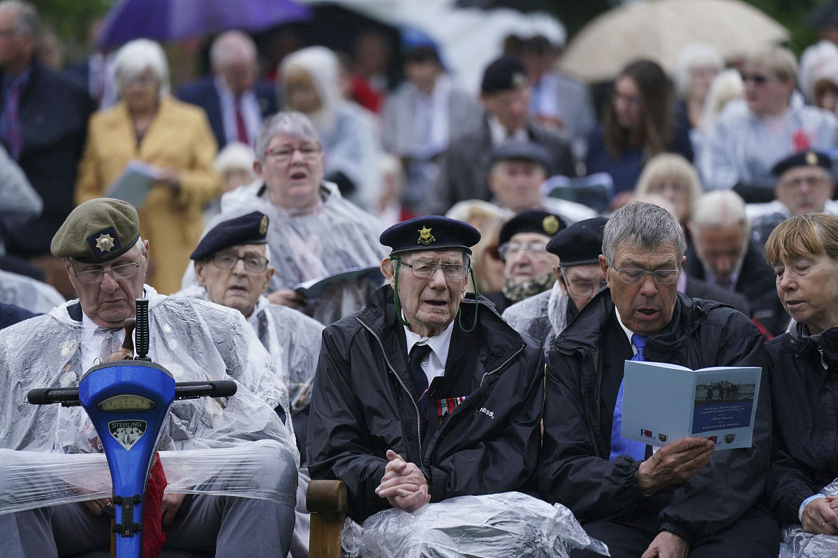 当地时间2021年6月6日,英国奥尔勒斯,当地举行诺曼底登陆77周年纪念仪
