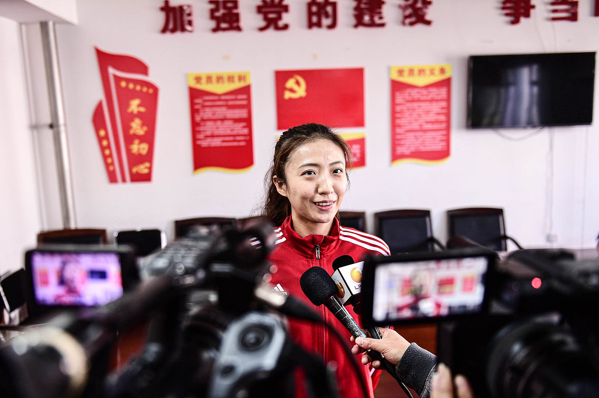 帮我写一份大学生预备党员的转正申请至少2000字