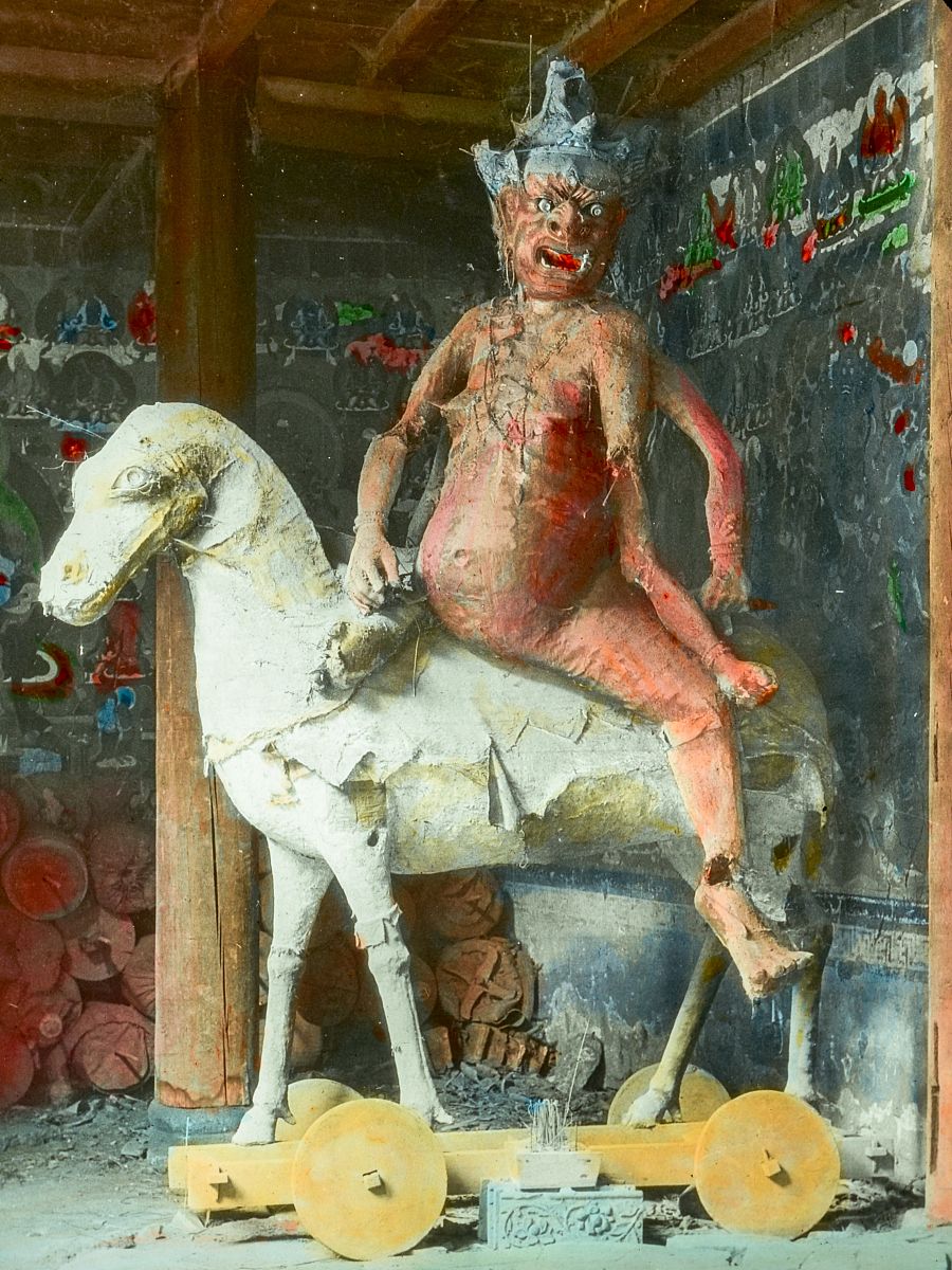 1917年,四川,阎罗王的塑像.sculpture of yama, the king of hell, de