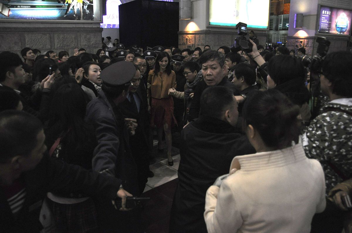 2012年3月10日,上海,李嘉欣现身某商场引起混乱.  李嘉欣+++_+++国内