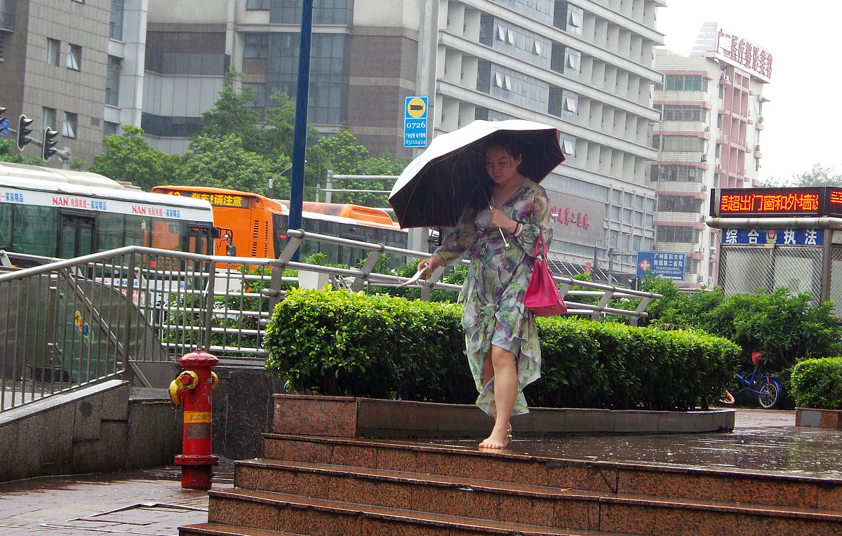 写一段优美的散文描写下和学妹在南后街雨中漫步忘记了时间结果赶不上回去的动车最后打了辆滴滴快车从福州回到仙游动车站然后我开着车载她回家