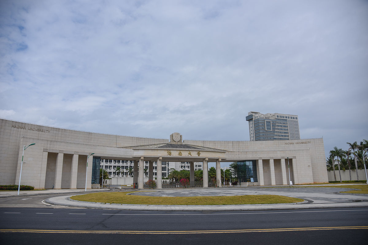 2019年11月30日,海南大学校本部南门.