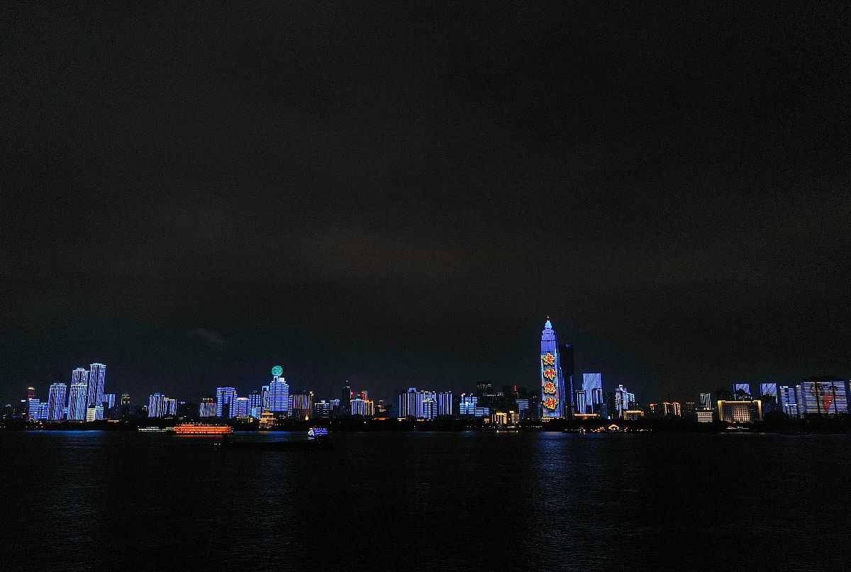 (如需下载使用,请务必署名:赵军)2020年9月10日晚,武汉两江四岸建筑群