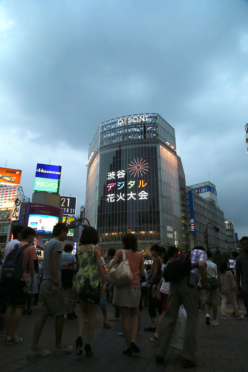 2013年07月25日,东京涩谷街头举行数码烟花秀
