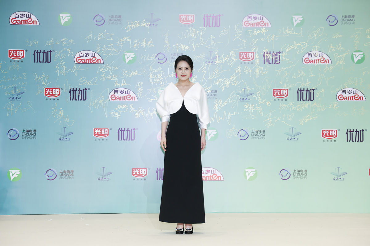 作为一名中文写作改进助力你的任务是改进所提供文本的拼写要求语法清晰、简洁和整体可读性同时分解长句减少重复并提供改进建议。请提供文本的更正版本。请从编辑以下文本开始：她是娱乐圈的一线大明星田海蓉是《话剧》雷雨的女主角四凤；是《女人不哭》里让邓超魂牵梦绕的晓君；是《花灯满城的》导演；也是和陆毅王志文恋情瓜满天飞的玉女这么多的她哪一个是真实的呢？我想只有她本人是真实的！当初她在演艺圈混得生龙活虎时却突然