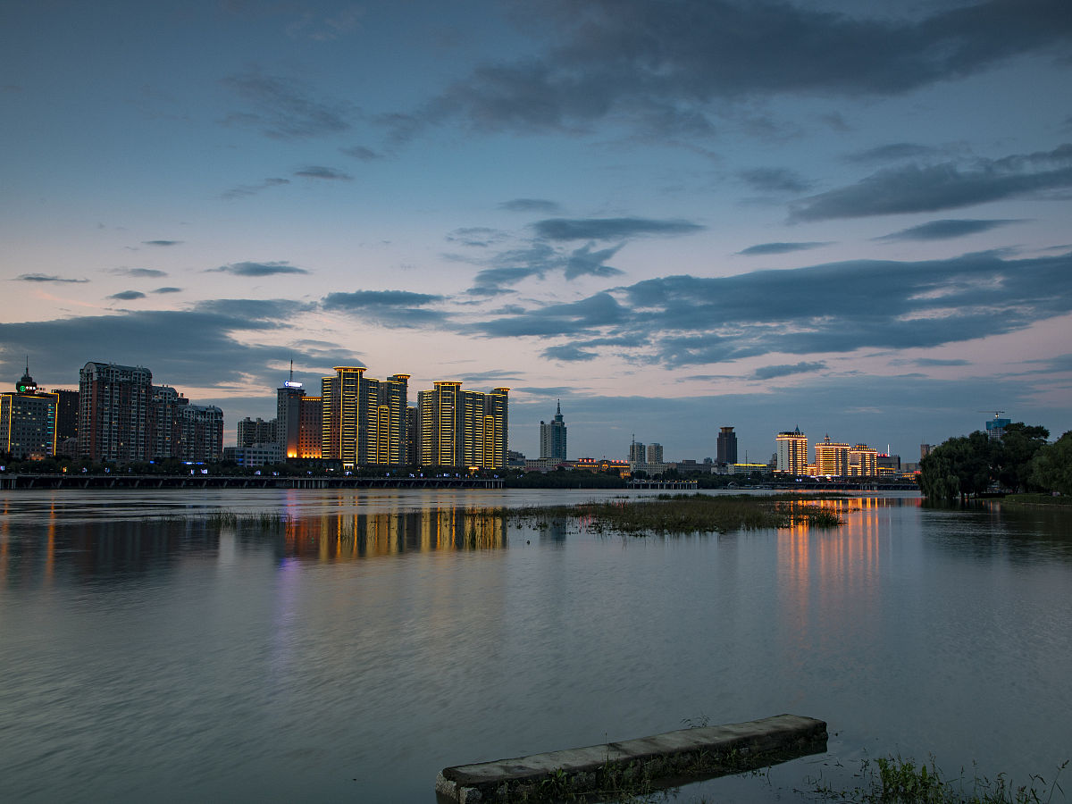 2020年9月10日,吉林省吉林市松花江畔,夕阳中的城市风光.