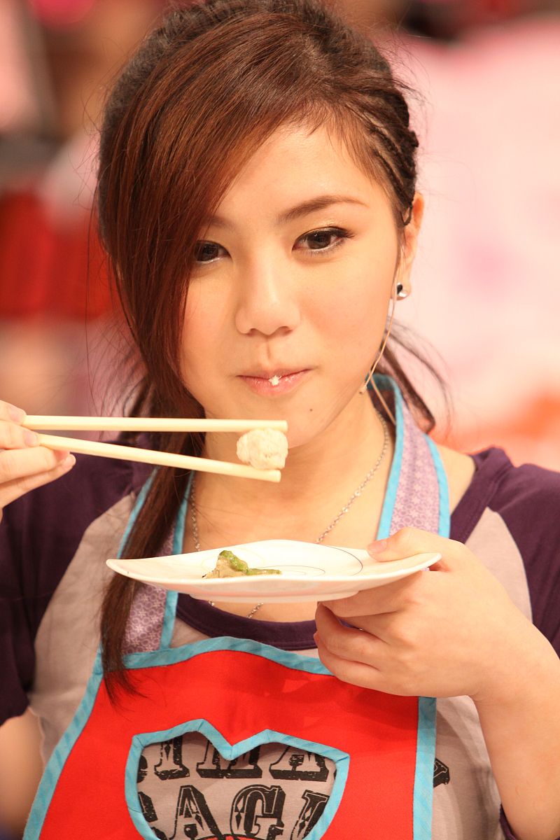 2009年4月13日,香港,《美女厨房》节目录影.g.e.m(邓紫棋)+++_+++美女