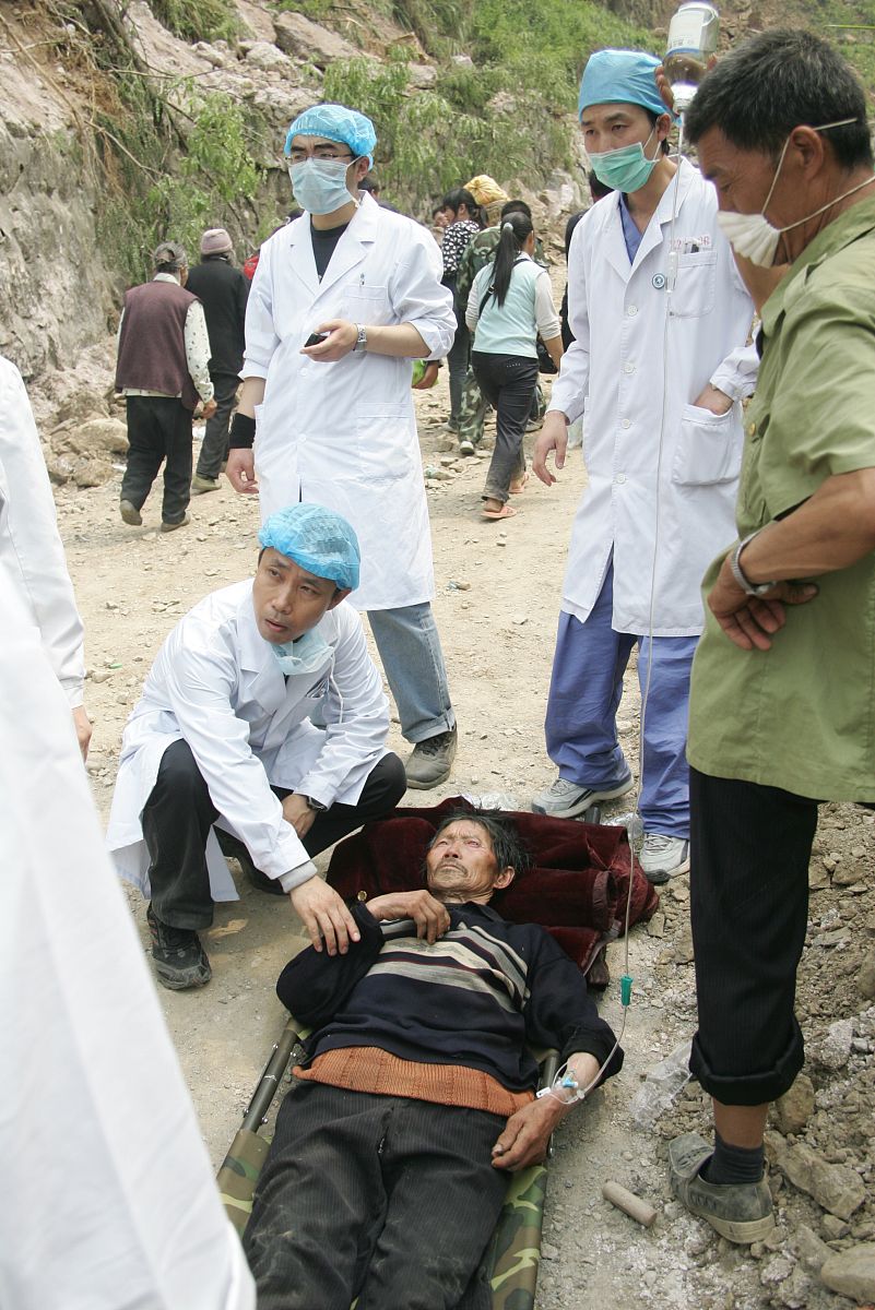 帮我在excel中生成关于汶川地震被埋压患挤压综合征10个问题excel标题包括问题标题、问题描述、问题答案 其中注意下面是关于你提供的内容的几个必须条件： 问题标题是疑问句。 问题描述是问题标题的描述补充用于陈述问题本身是具有疑问语气的句子必须要使用html格式。 问题答案是问题的解答不少于200字内容要有一定的原创度必须要使用html格式。