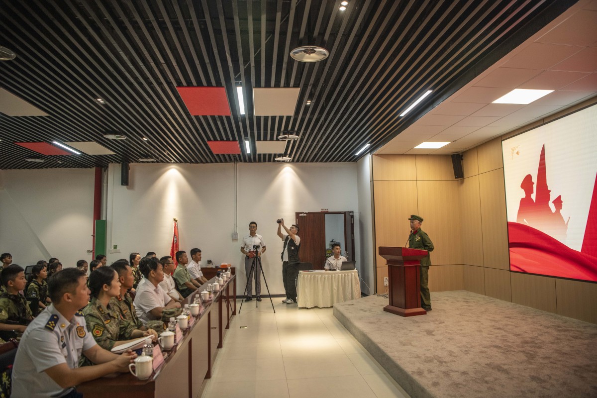 观摩师哥师姐的汇报演示给我提供了很好的学习参考；在公司企业的参观中听企业老师讲解了我们行业的发展方向以及看到了许多案例产品对我们的专业学习和未来职业规划有着重要的指导意义； 在军校纪念馆的参观中跟随讲解员的脚步了解了保定军校的历史也接触到了vr交互展示屏许多文物可以进行动态的演示。总结和自评实践学习情况：