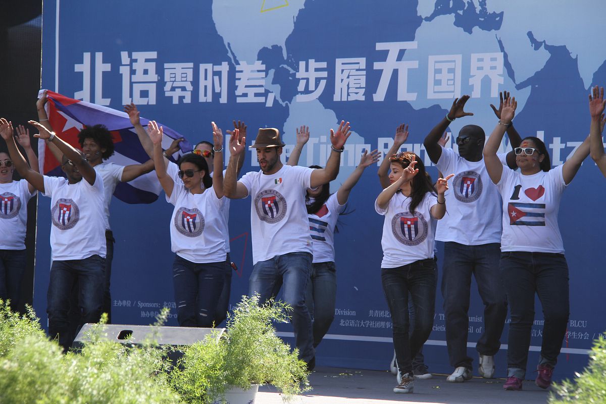 用英语写一篇关于中国企业在2022年卡塔尔世界杯上的贡献以及所引发中国制造逐渐走向国外的感想