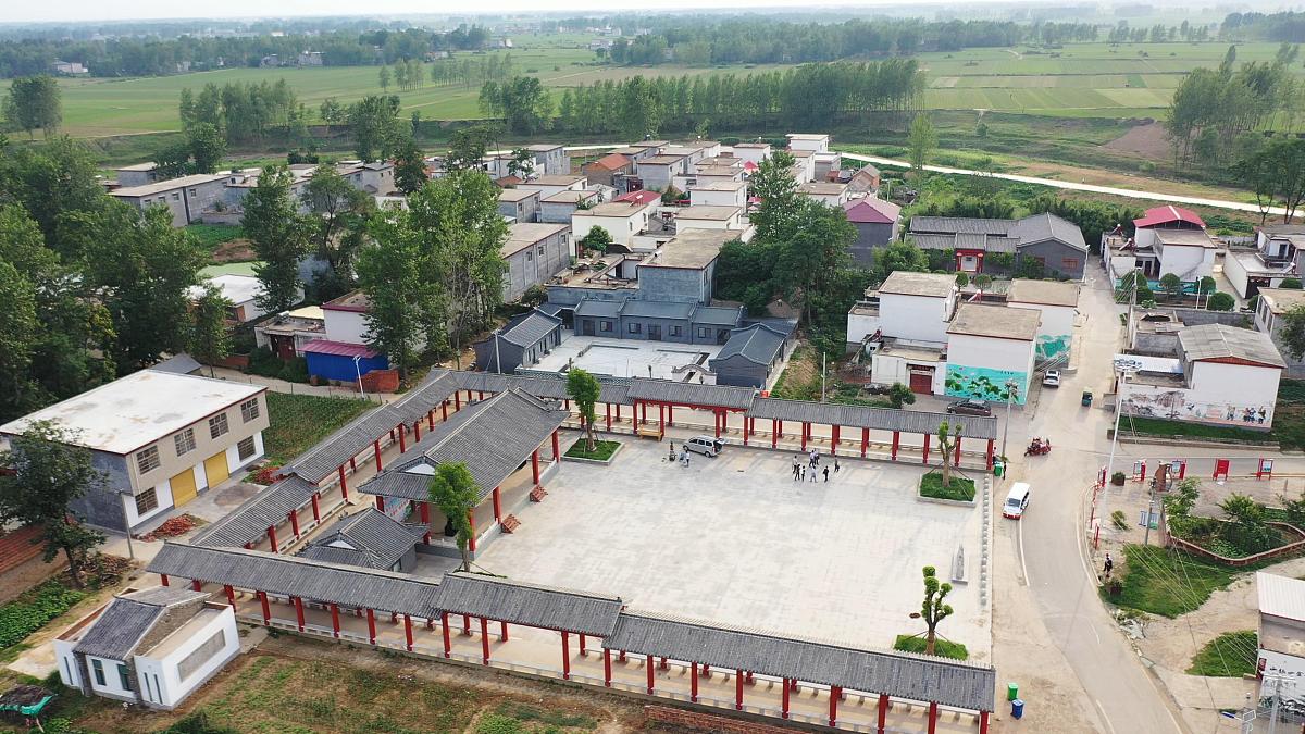 襄汾县南辛店村村委会帮我用180字详细描述