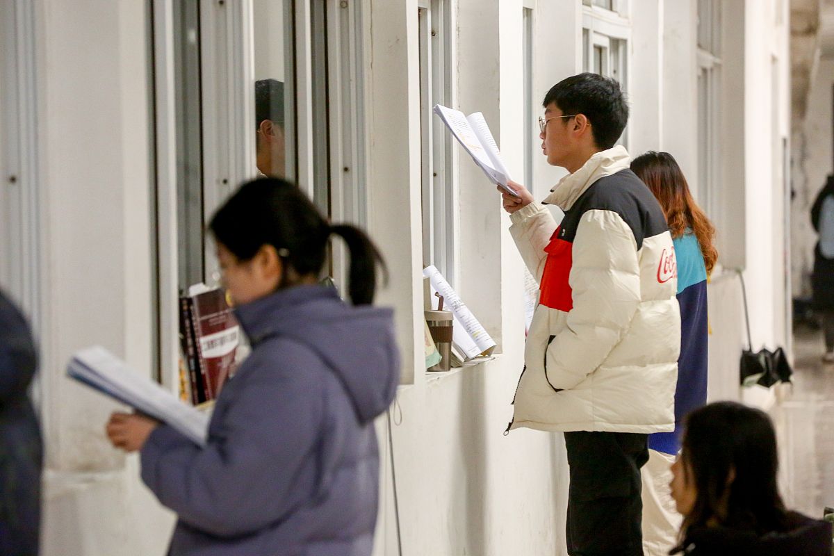 模仿女大学生4人间寝室的日常对话：要求围绕考试周主题