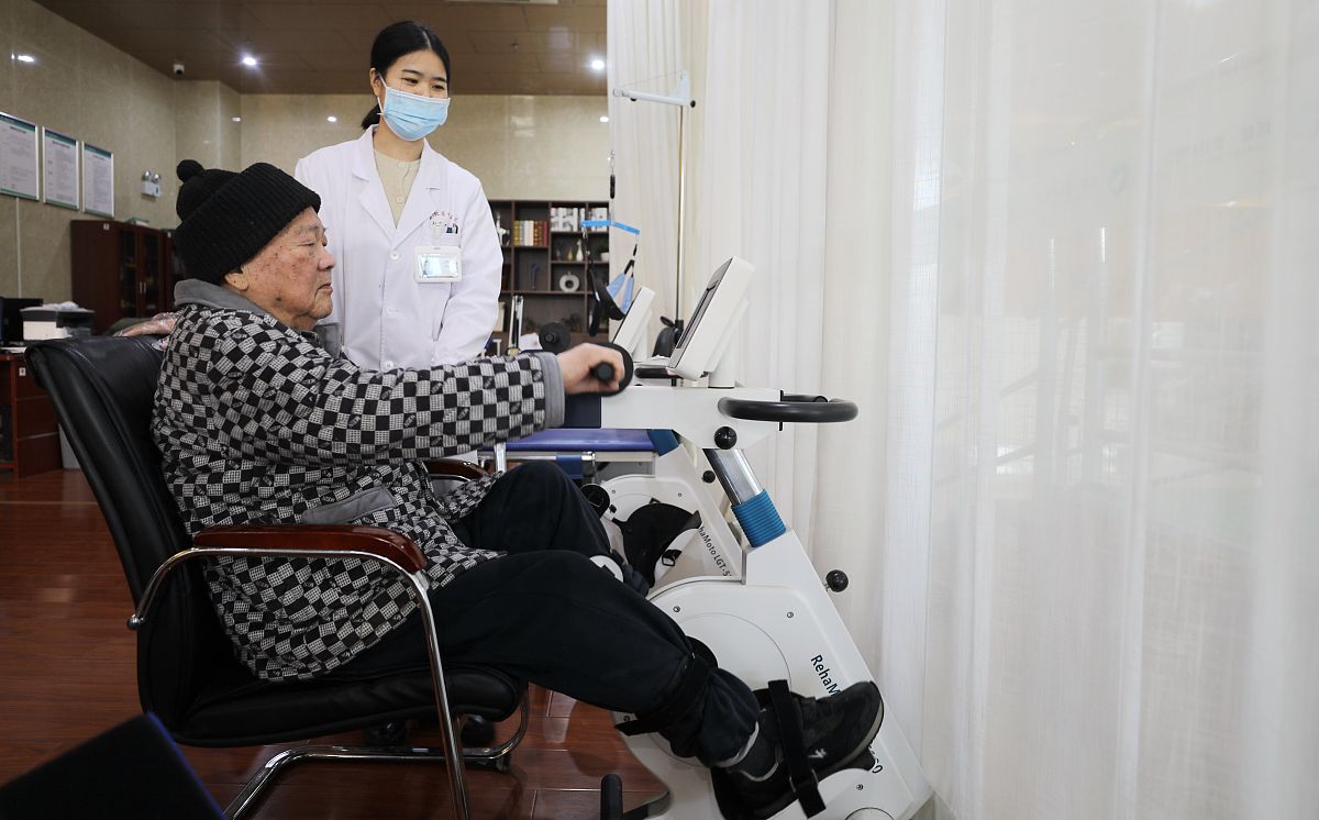 钉棒系统内固定术治疗胸腰椎骨折: 手术步骤、术后护理与康复