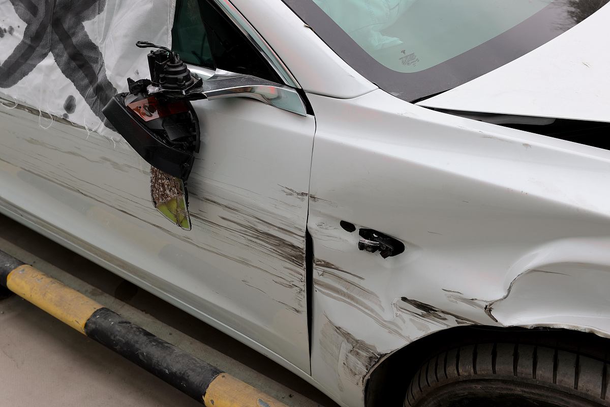 请将下面这段话进行改写并润色虽然现实生活中应用在汽车钣金上的加强筋数量不在少数但如果加强筋的安装位置不合适则会造成金属表面出现开裂等现象这表明对加强筋的研究工作仍然有待加强。