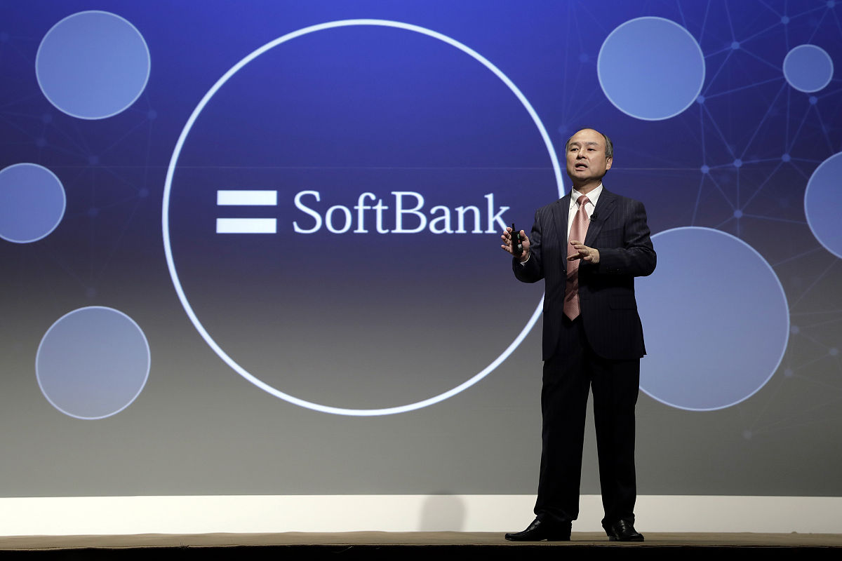 以天才在左疯子在右为主题 写一篇关于马斯克的介绍要有故事性马斯克这个名字在科技圈里早已成为了一个传奇。他是特斯拉、SpaceX、PayPal等多家知名公司的创始人也是全球最富有的人之一。他的天才和疯狂让人们对他既敬畏又好奇。马斯克生于南非从小就展现出了非凡的天赋和创新思维。他的父亲是一名南非工程师母亲则是加拿大籍的营养师。马斯克从小就对科技和太空探索充满了热情他的梦想就是成为一名宇航员。然而他的