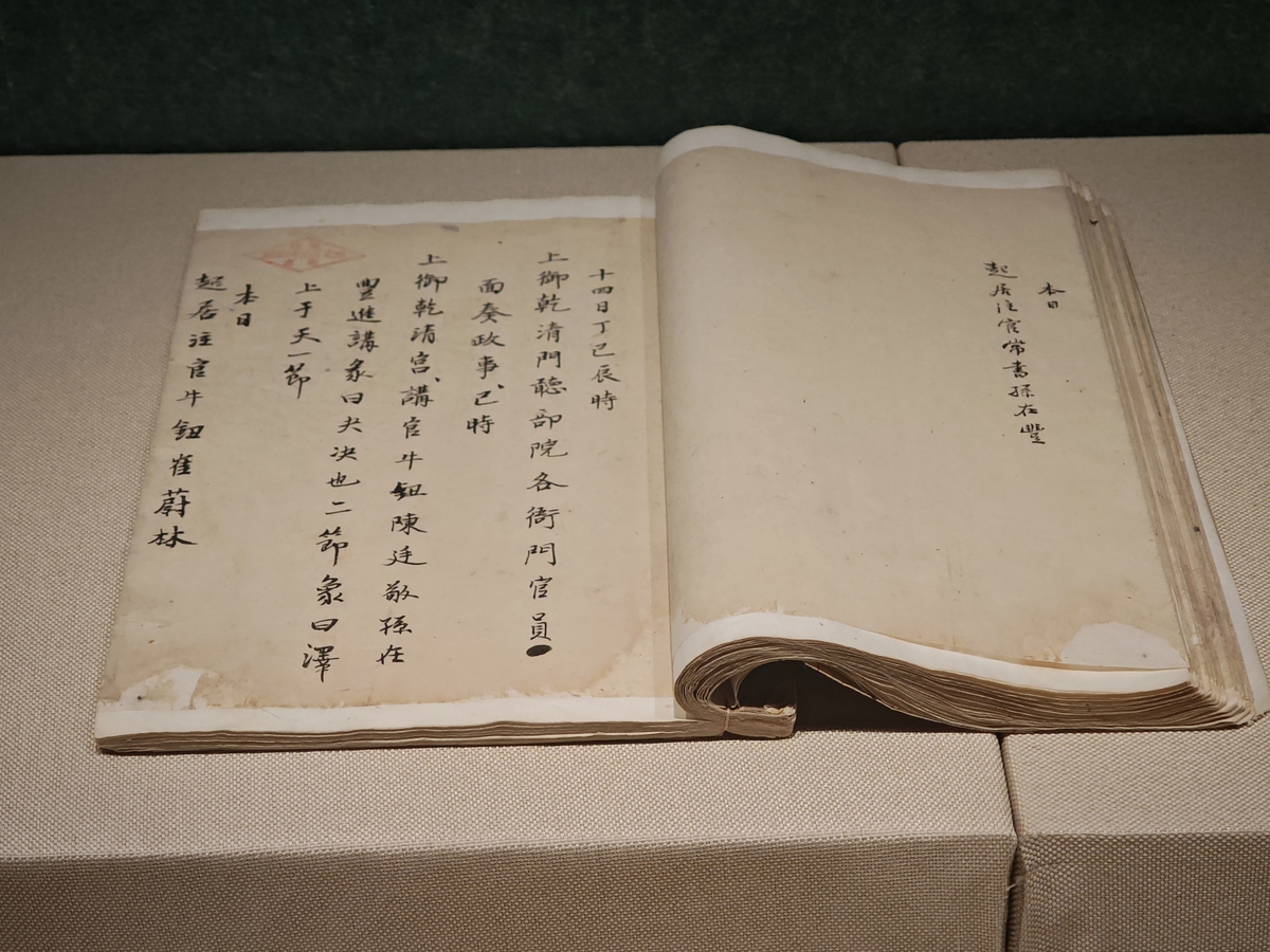 胡适说：我们为什么爱读《木兰辞》和《孔雀东南飞》呢？因为这两首诗是用白话做的。为什么爱读陶渊明的诗和李后主的词呢？因为他们的诗词是用白话做的。为什么爱杜甫的《石壕吏》、《兵车行》诸诗呢？因为他们都是用白话做的。由此观之下列对胡适文学改革理解最正确的是 A 胡适认为凡是古代文章就不是白话文B 胡适认为广大人民群众都能读懂和理解的就是白话文D 胡适认为白话文能服务于民众才有生命力D 胡适认为大家喜爱的