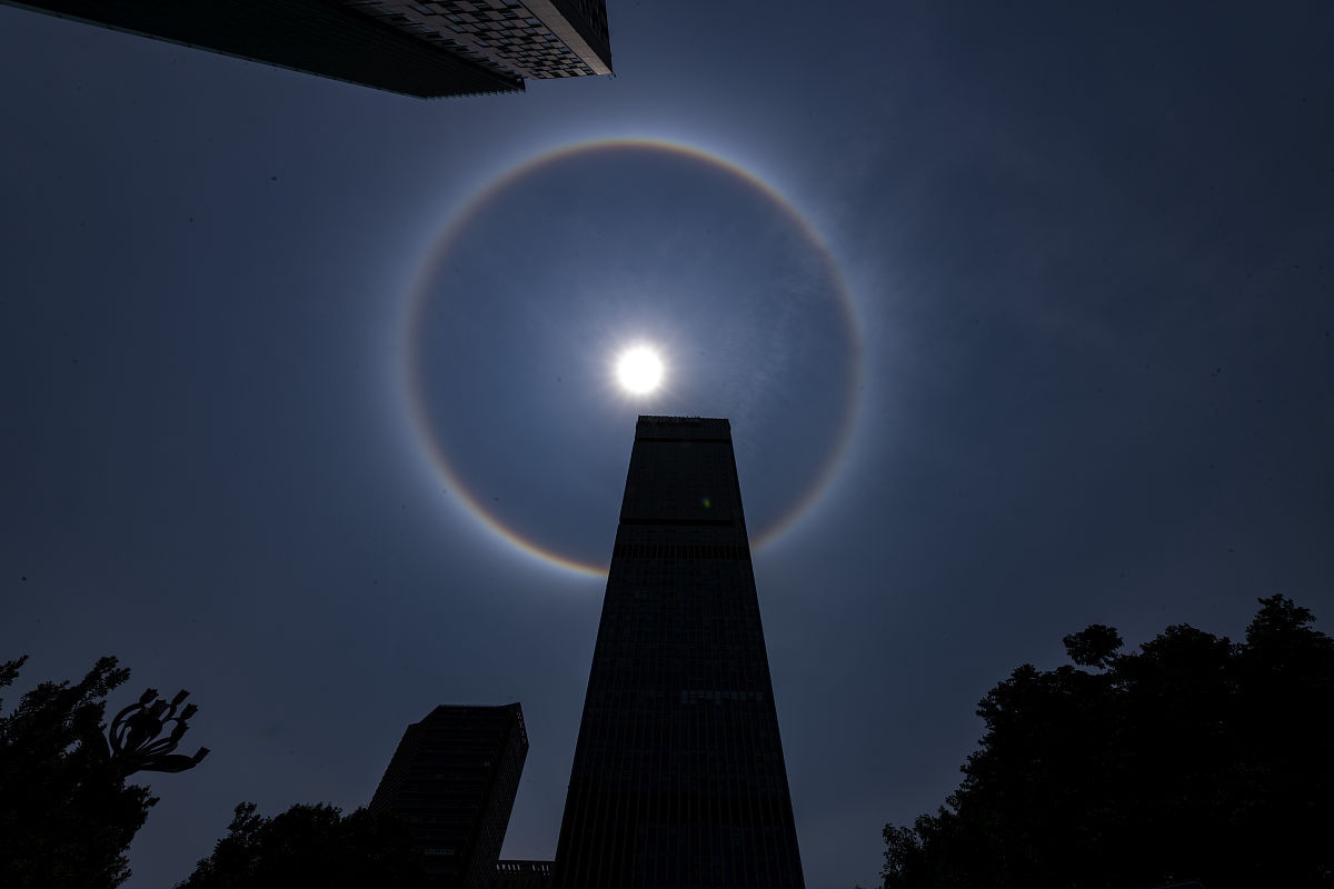 2021年5月1日,昆明北市区霖雨路沿北京路与万达广场地区出现日晕景观.