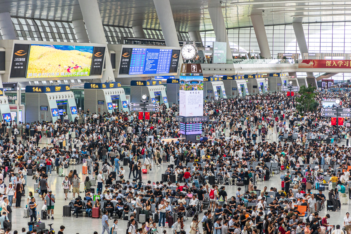 杭州机场中秋国庆客流高峰将至，航班紧张，机票预订火爆！