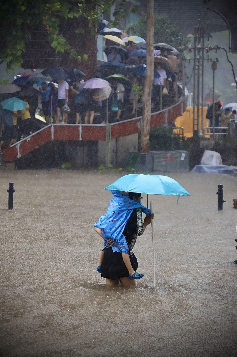 突如其来的暴雨：放学路上的惊险经历