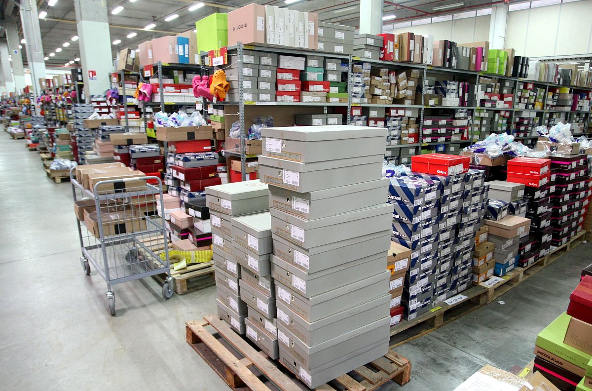 2010年1月5日,法国巴黎郊区,stocks of sarenza的员工在为即将到来的