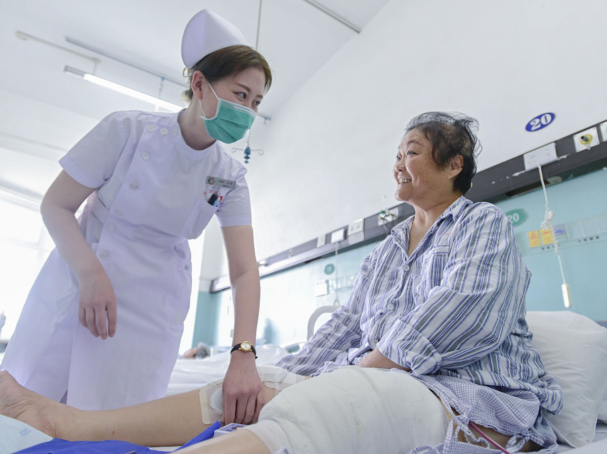 根据案例从 生活照护： 医学护理： 运动护理： 心理护理： 健康教育： 娱乐活动： 社会关系： 写照顾措施