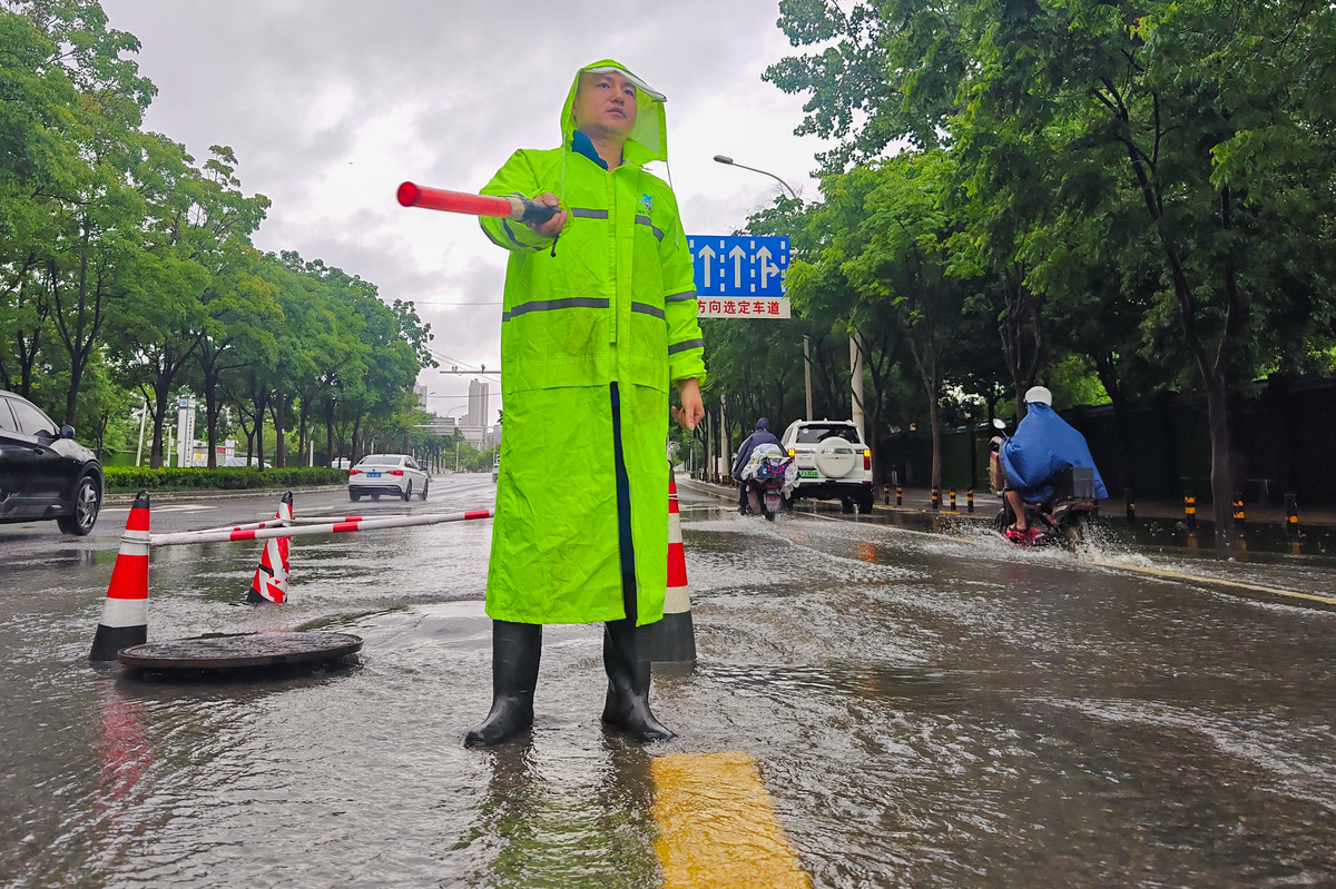 夏季高温安全提示：注意补水、带好雨具，确保健康！