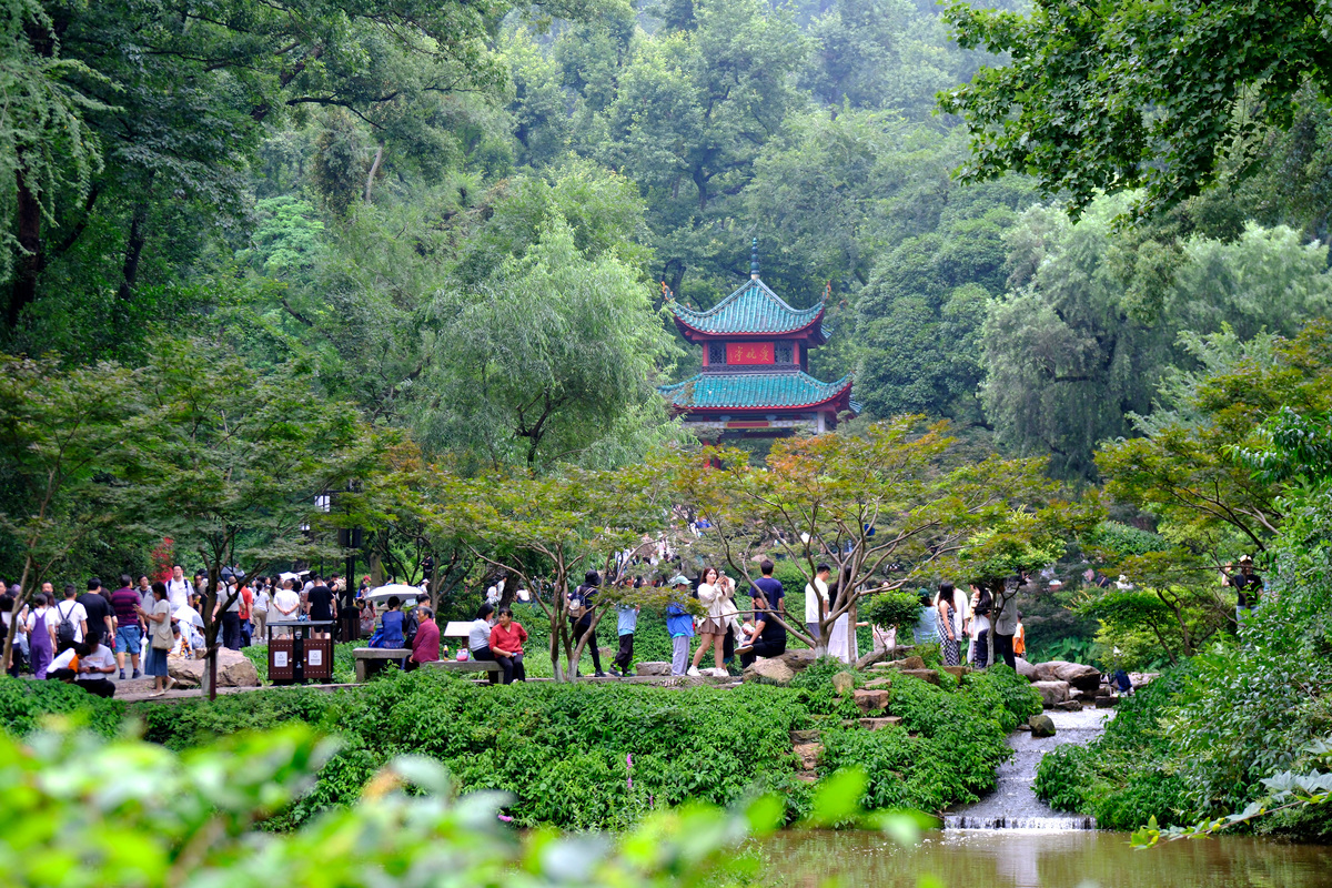 你好您好！有什么可以帮到您呢？五一放假是从几号到几号五一劳动节放假时间通常是从5月1日到5月3日共三天。但具体放假时间还需以当年国家法定假期通知为准。五一假期我想要去常德玩带上我的女朋友一起去玩主要想要放松心情都是上班族有什么推荐吗？自己没有车都是乘坐交通工具