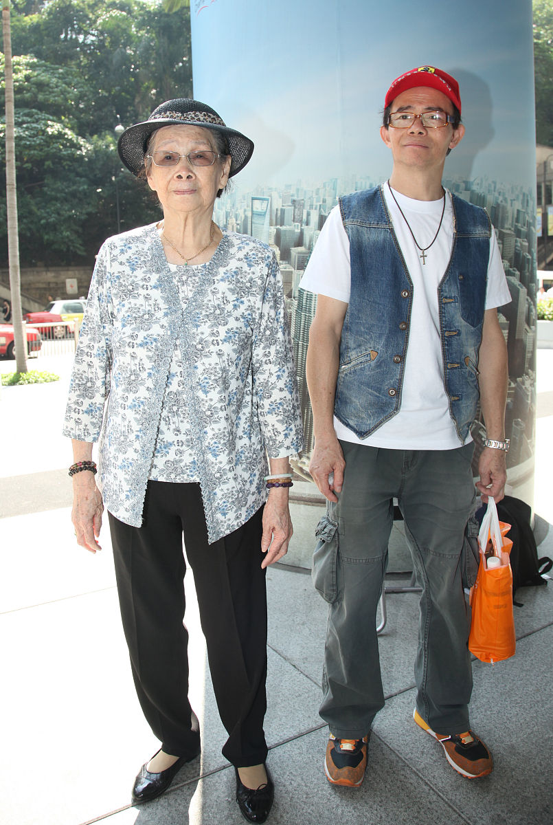 2011年10月17日,香港,已故歌星梅艳芳逝世近八年,梅妈覃美金仍坚持为