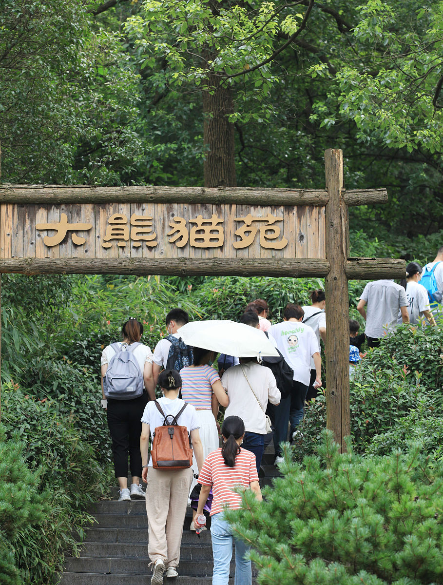 假设你是一位导游请做一份3天的五一南京亲子游行程安排要求：1、避免去人多的地方。2、要包含住宿、餐饮和预估费用。3、要有亲子体验类项目。4、要有挖雨花石的行程。5、要有具体的地址。6、要规划交通路线