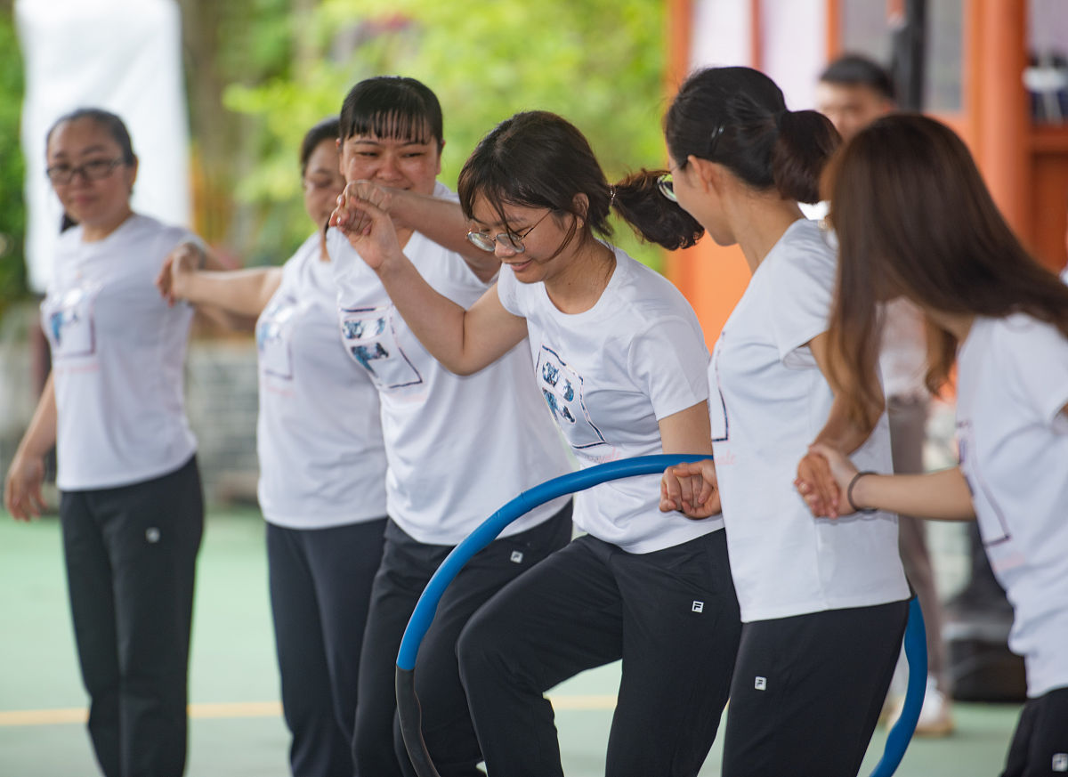 秋天素质拓展游戏活动主持人开场白 - 激励团队，收获成长