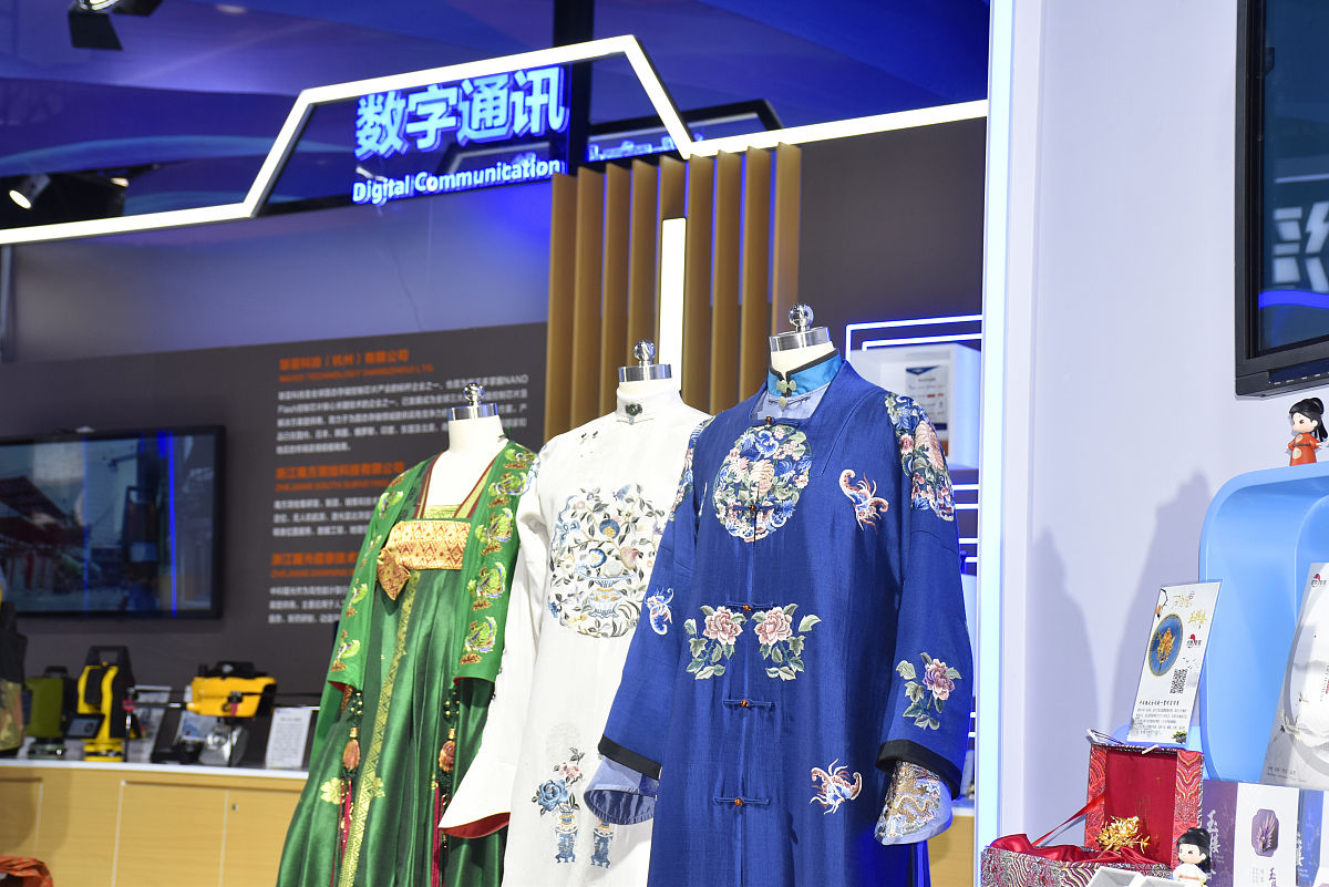 请用 青鸟蓝色的扇子油纸伞窗 表现新中式青鸟意象服装的主题 这些内容扩充出100字服装橱窗设计说明