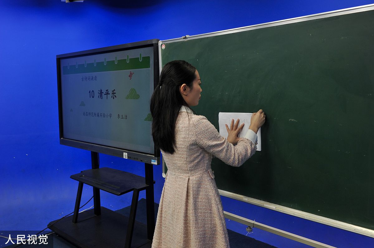 小学三年级科学老师沈老师：帅气才华，点燃科学梦想