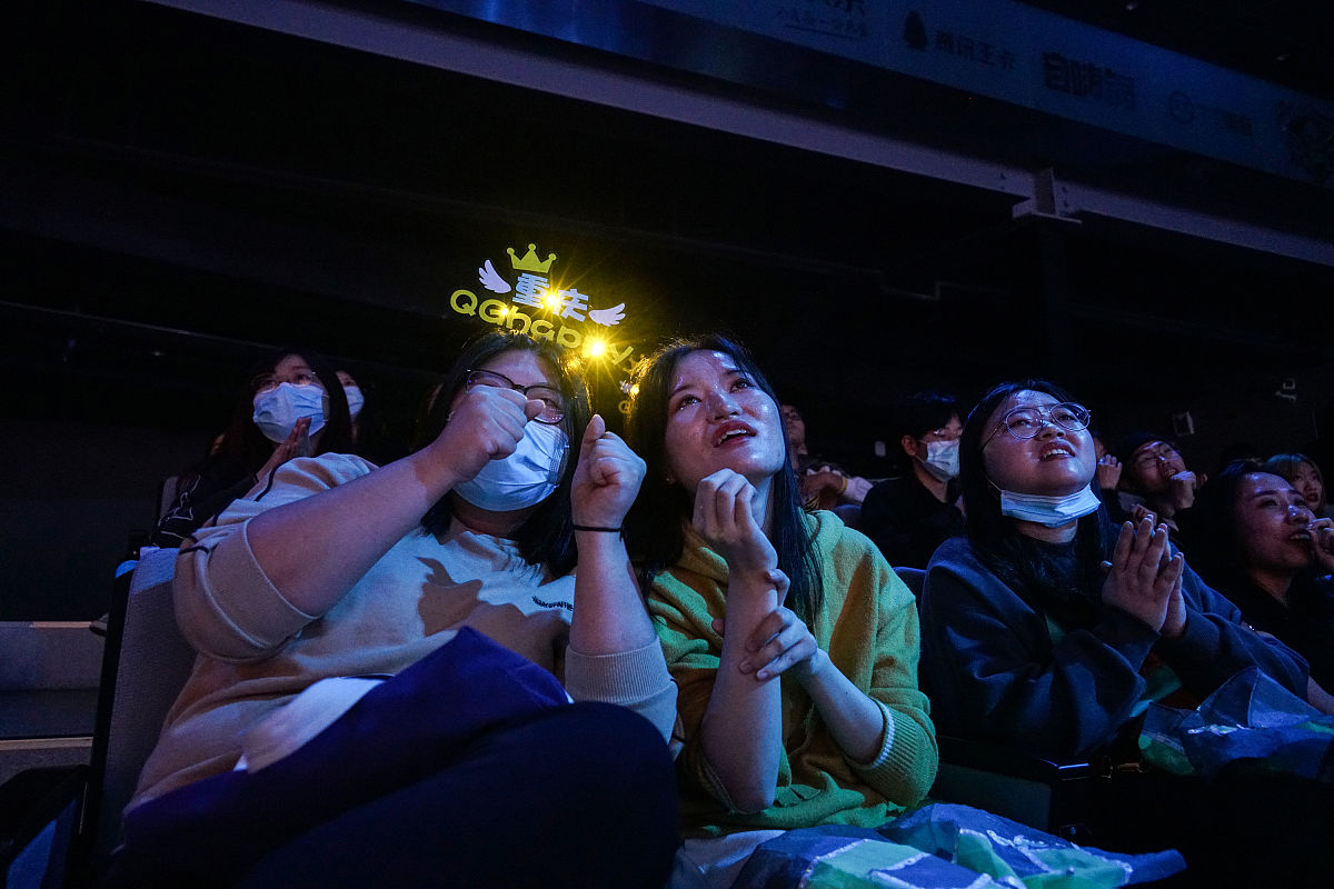 图片故事:峡谷里的荣耀与忧伤 电竞战队qghappy的一天2020年10月25日,