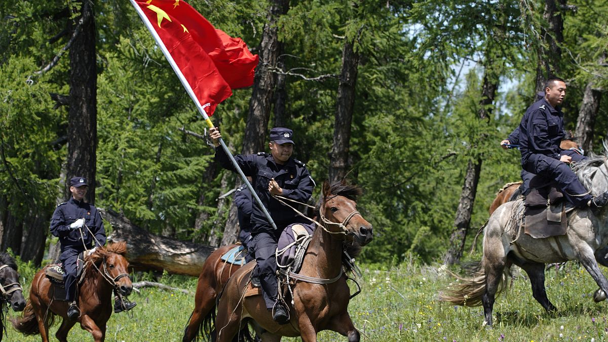 2021年6月21日,新疆阿勒泰,民警的巡边马队正在开展巡边踏查工作.