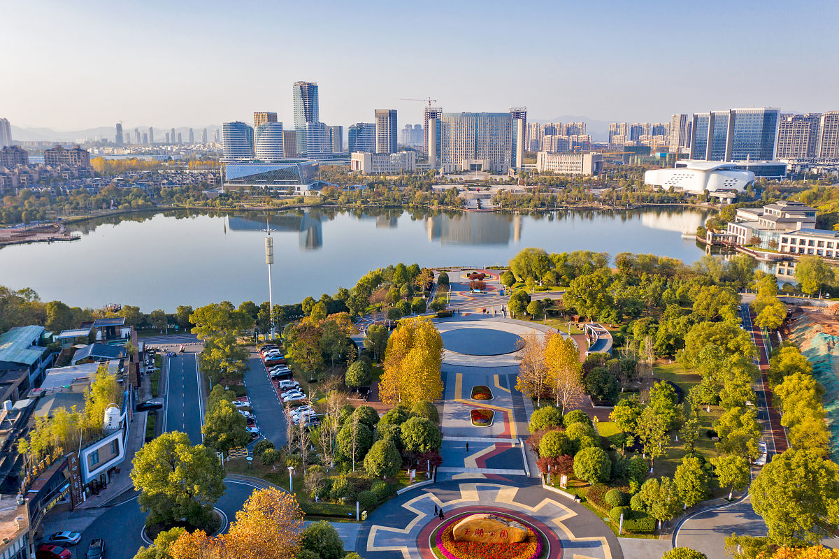 2021年12月2日,江西萍乡市玉湖公园天蓝水绿,风光旖旎.