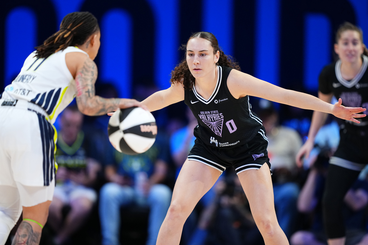 LSU球星Angel Reese暖心举动：拥抱受伤对手Caitlin Clark，展现体育精神