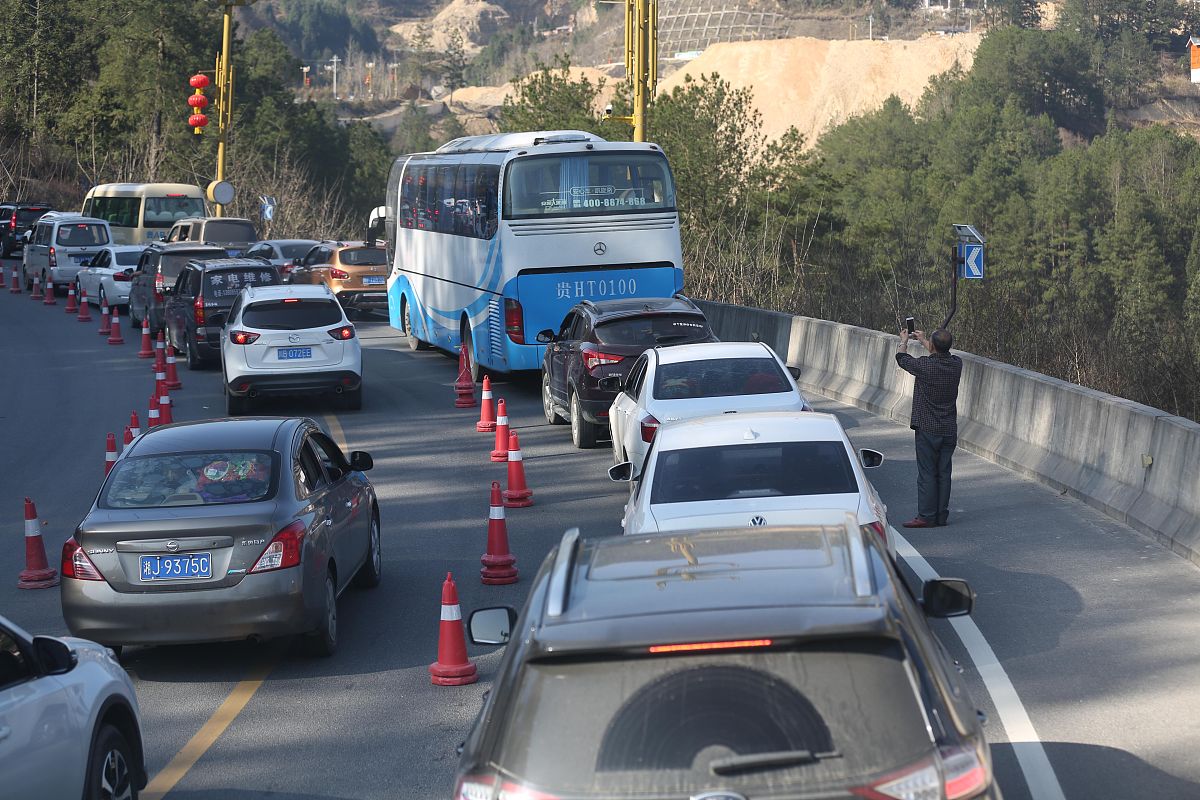 高速路堵车原因帮我用230字详细描述