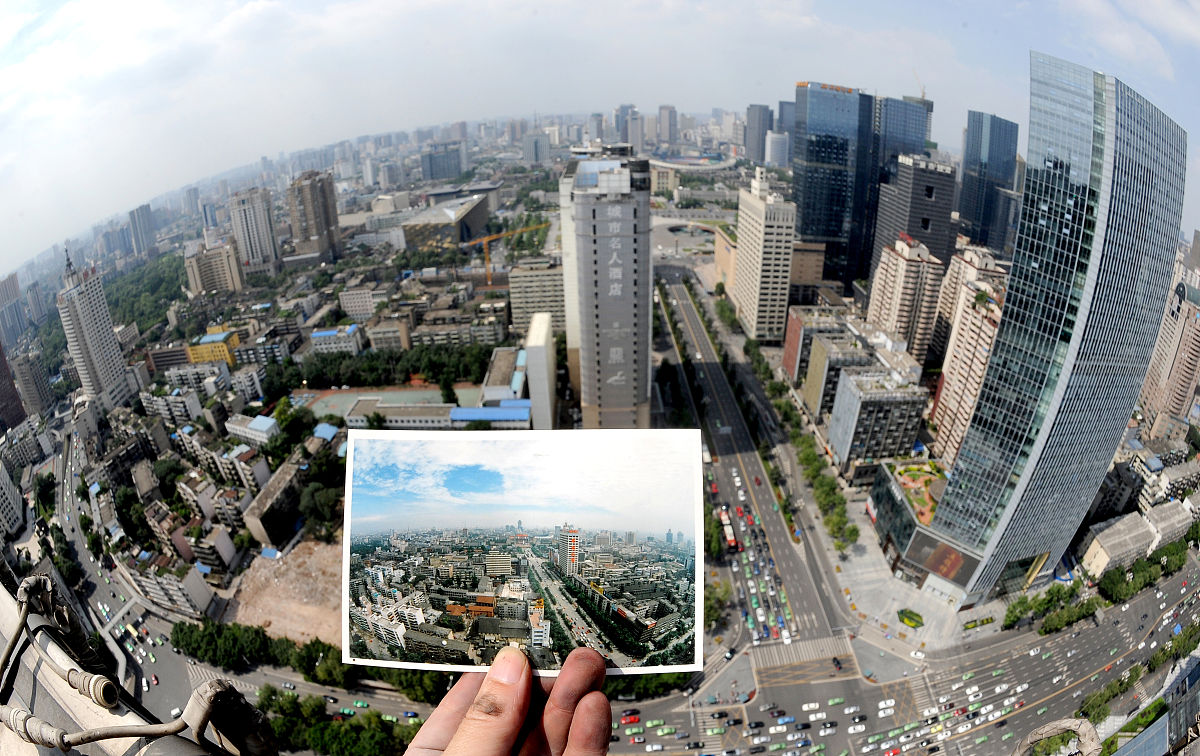 老照片1995年,新照片2014年.新老照片展现了成都人民南路,天府广场一
