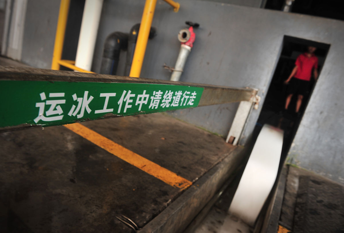 因学校楼层排水孔设计原因暴雨天气会造成排水渠堵塞且排水孔不易寻找；小明根据现场实际情况在各排水孔处设置了标识便于工作人员快速准确查找排水孔位置请你写一份表扬通告