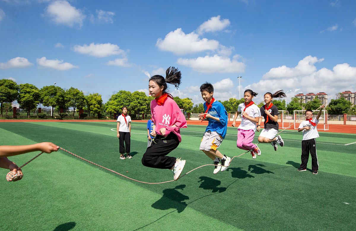 解释名词：学校体育