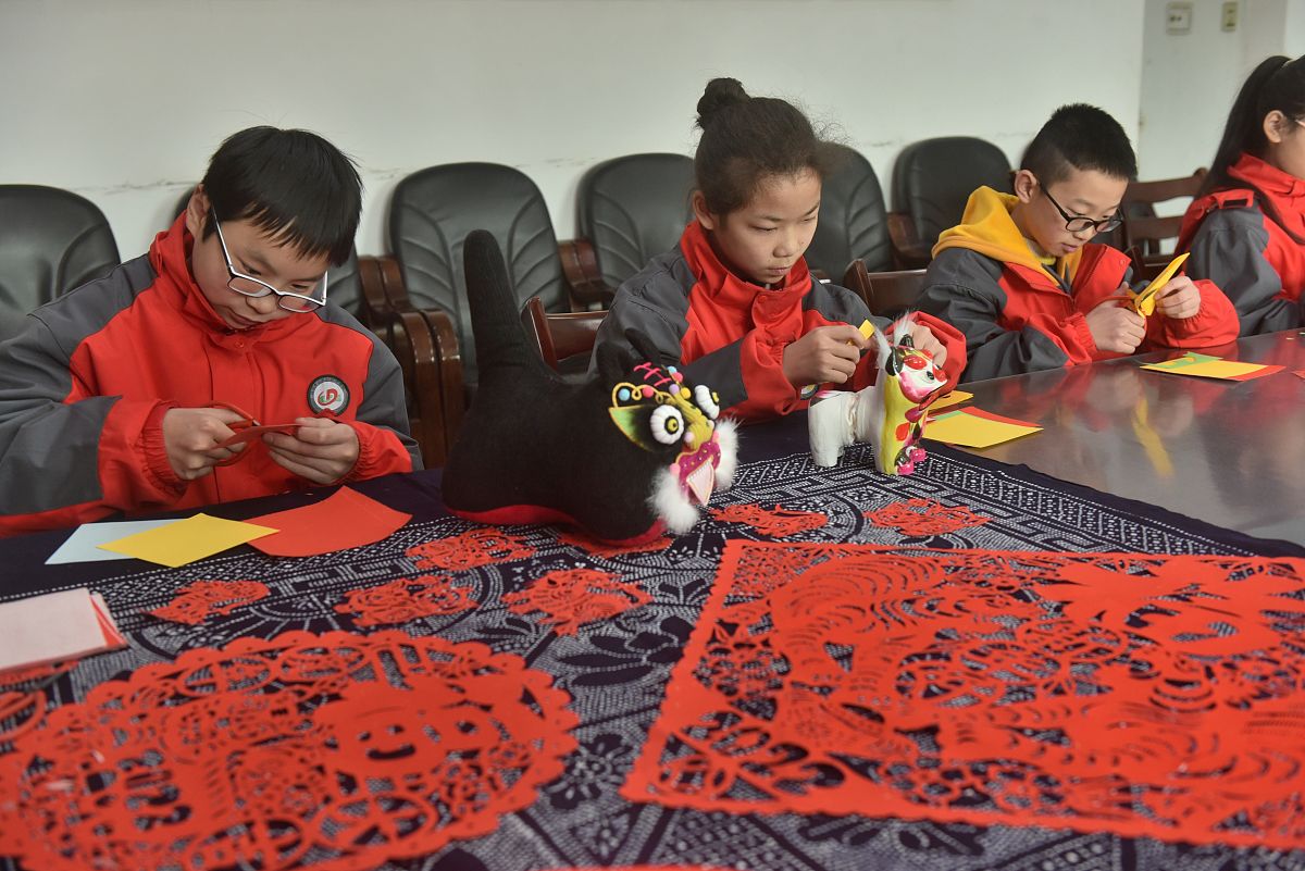 趣味剪纸助力幼儿创造力发展：国内外研究现状