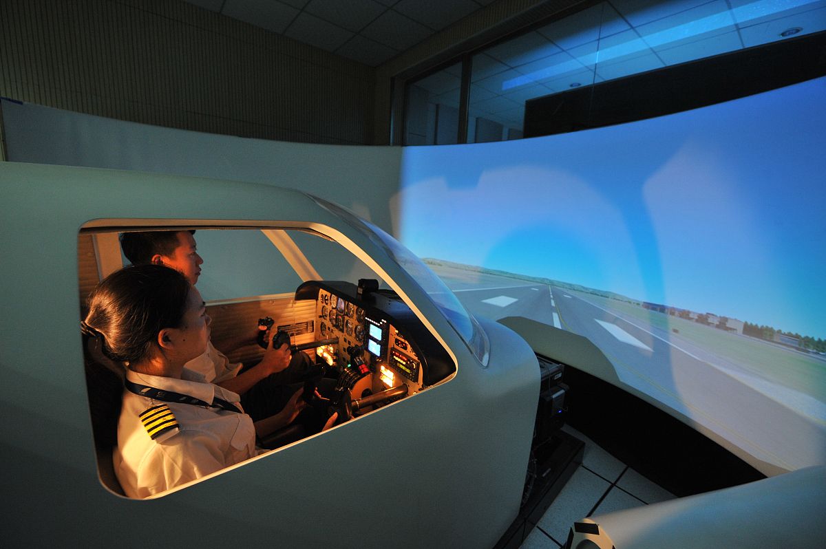 2017年9月21日,四川省广汉市中国民用航空飞行学院固定模拟机训练室,