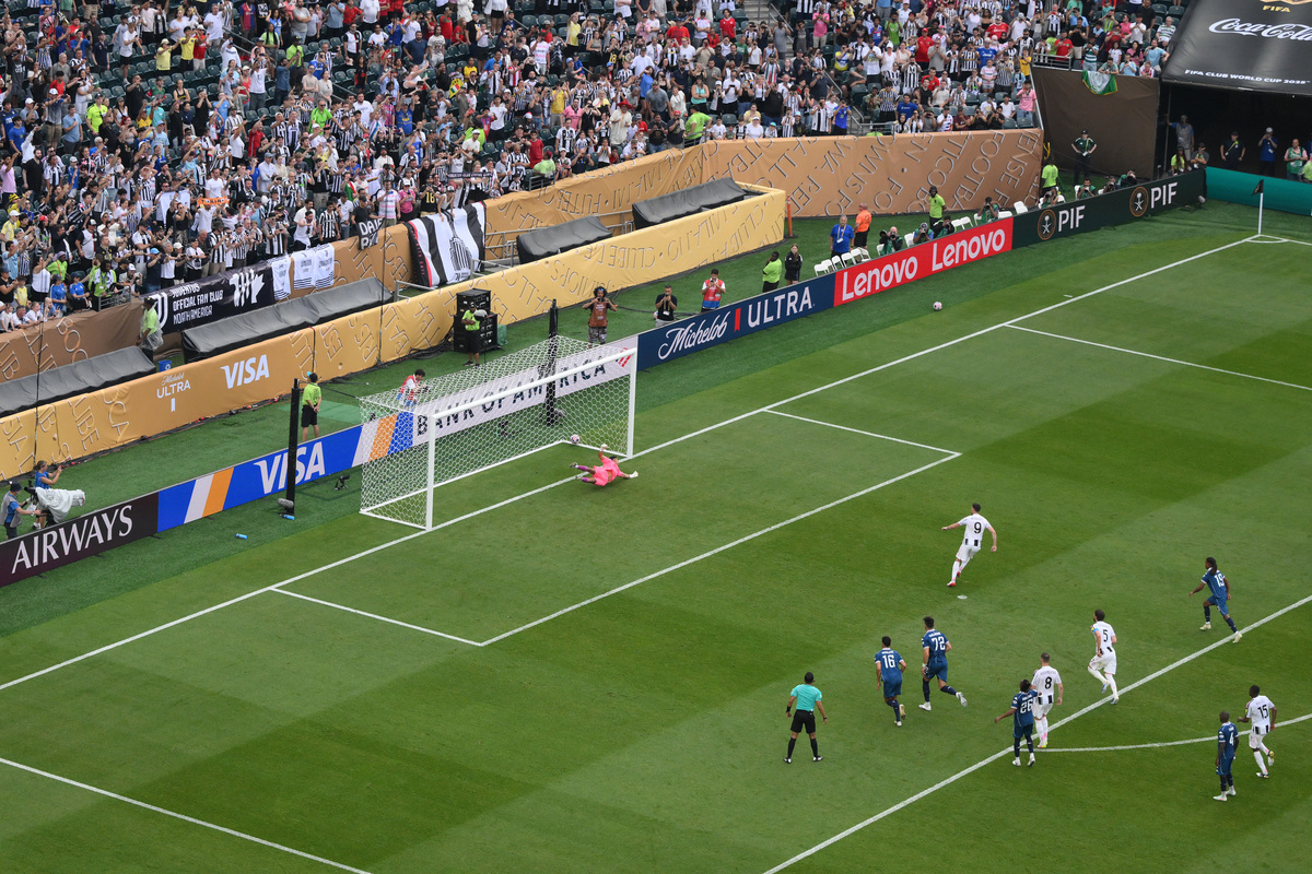 足球比赛英语作文 100 个单词分3段 足球比赛英语作文 100 个单词分3段