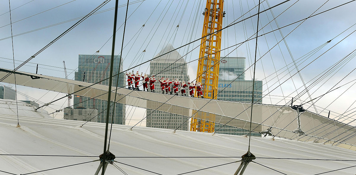 当地时间2011年11月29日,英国伦敦,十名职业"圣诞老人"在"登顶o2体育