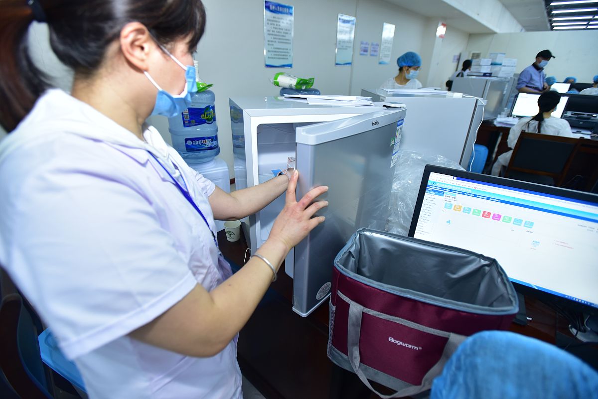 列出三条留用防疫专员的原因：1是作用发挥。2。是社区防疫系统数据更新65岁以上重点人群健康监测疫苗接种等。3是兼顾社区其他方面工作等情况。