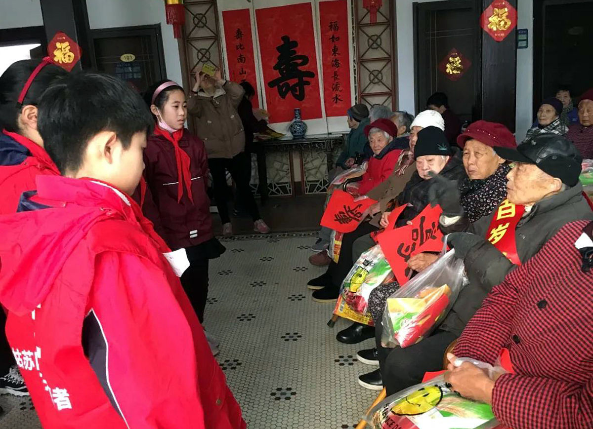小学生红领巾帮助老人：温暖人心的故事