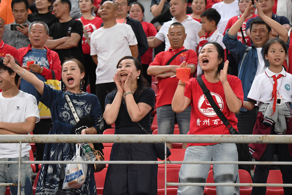 排球比赛现场描述